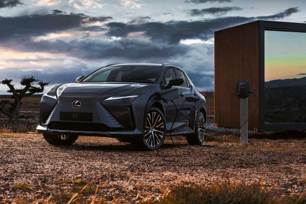 Toyota juga Lexus adopsi konektor pengisian daya Tesla